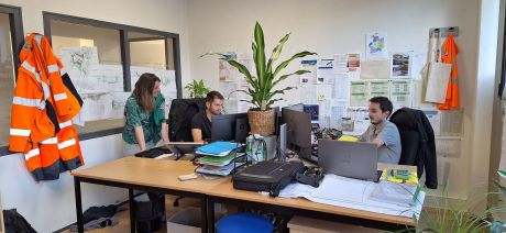 Equipe de l'entreprise Okaré au travail